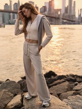 Vuori Women’s Halo Essential Wideleg Pant in Ecru Heather (Size Large)